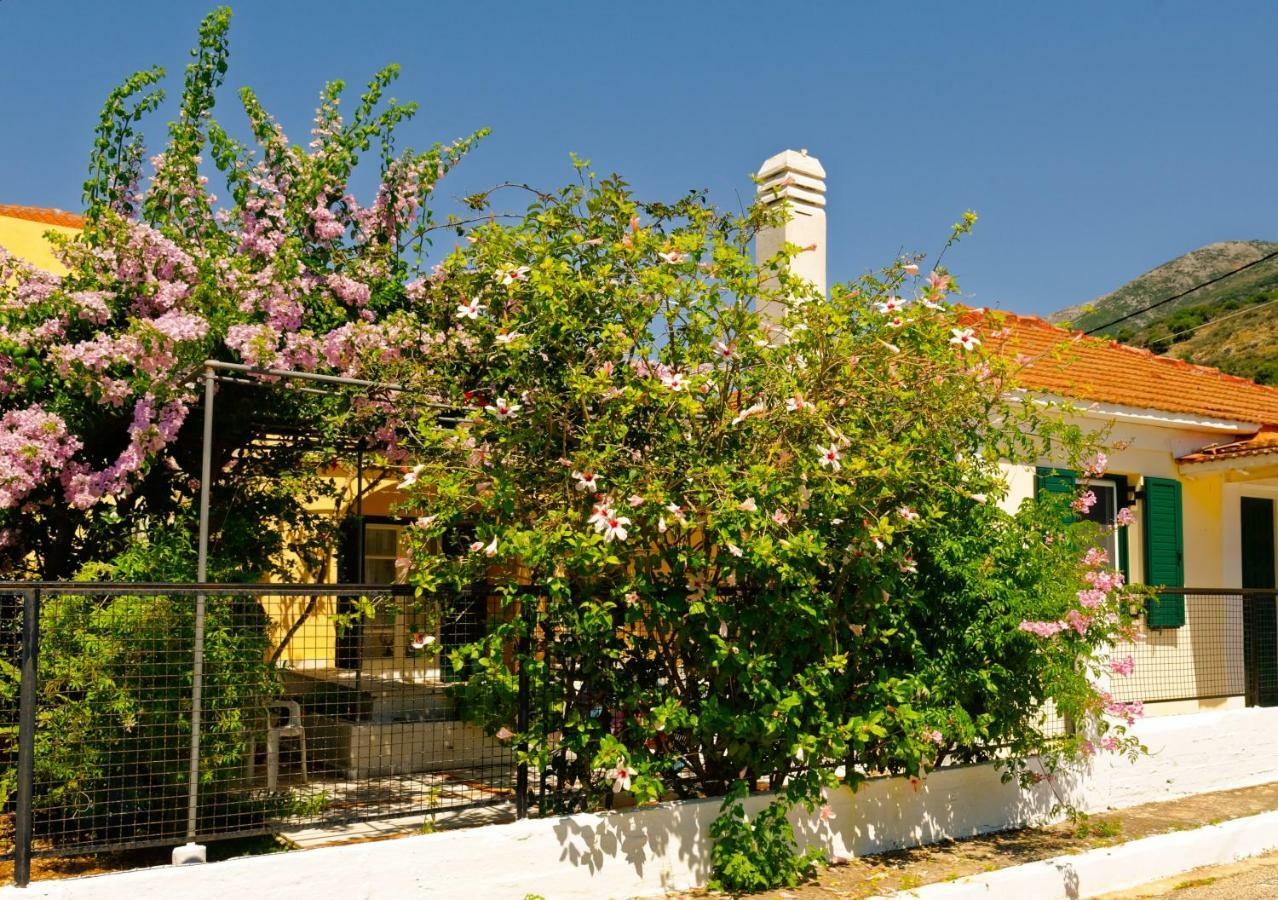 House With Garden Near The Sea Apartment Agia Efimia Exterior foto